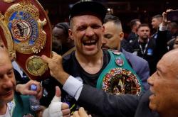 华体会皇马赞助商-德国运动员在拳击比赛中击败对手夺冠