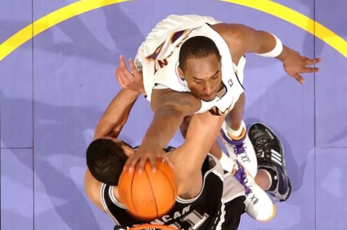 篮球比赛激烈对抗，选手拼尽全力